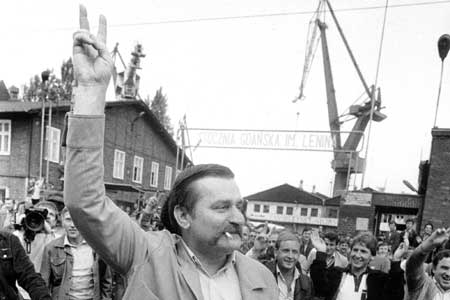 Lech-Walesa-leaves-the-Gdansk-Lenin-shipyards-to-prepare-for-his-meeting-with-John-Paul-II..jpg