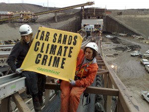 GREENPEACE BLOCKS SUNCOR TARSANDS OPERATIONS IN FORT MCMURRAY, CANADA