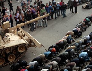 egypt protesters praying near tank